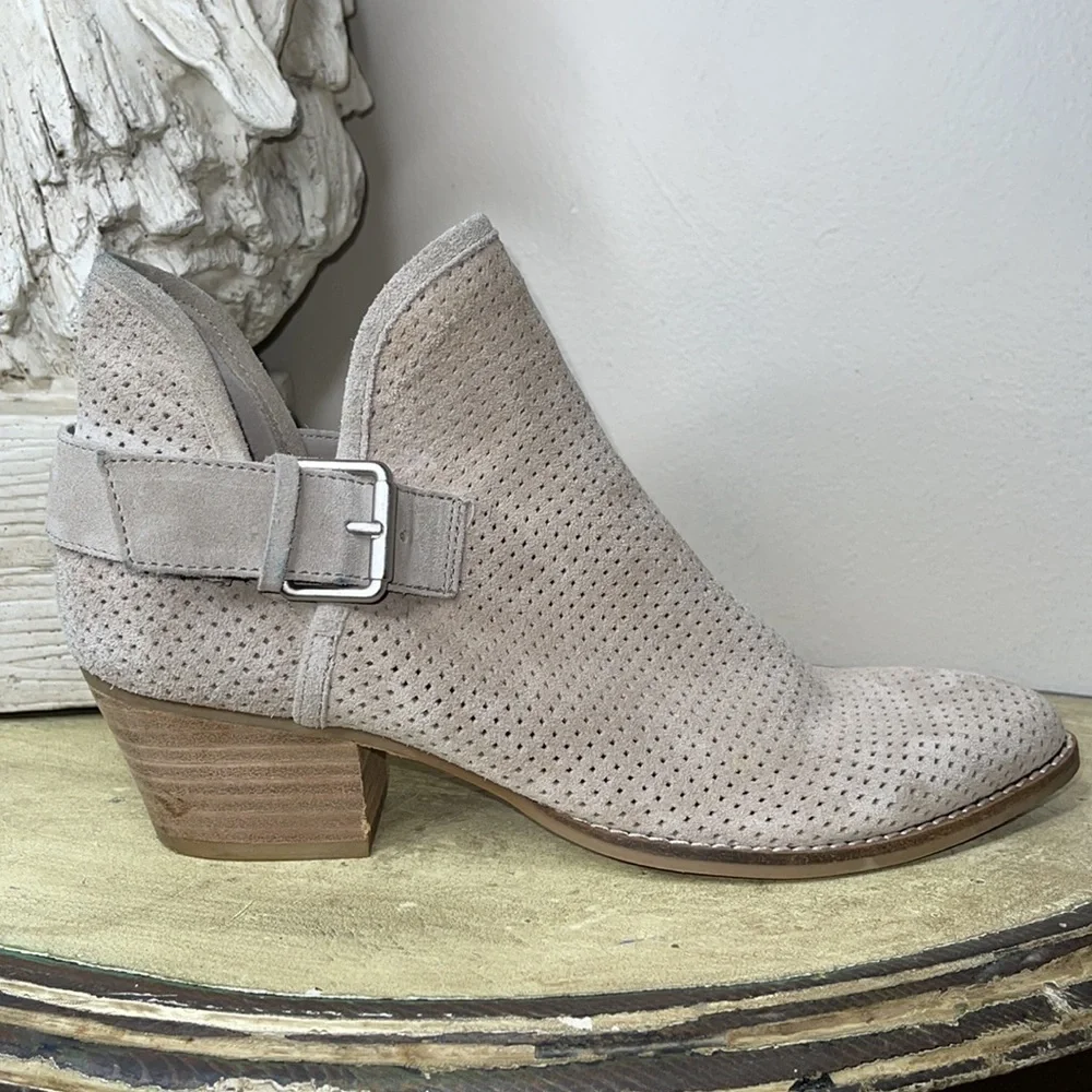 Dolce Vita Simon Perforated Suede Taupe Ankle Boots Womens Size 7 1/2